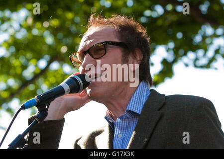 Ray Davies dalle pieghe di eseguire presso il South Bank di Londra Foto Stock