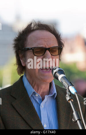 Ray Davies dalle pieghe di eseguire presso il South Bank di Londra Foto Stock