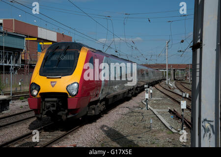Vergine Voyager express treno passeggeri che arrivano a Warrington Bank Quay station Foto Stock