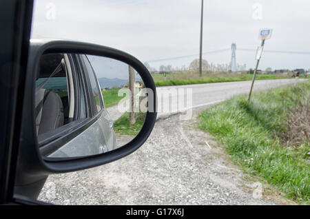 Country Road visto da specchietto retrovisore Foto Stock