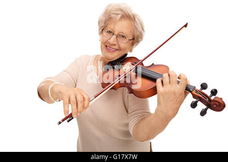 Donna matura suona il violino e guardando la telecamera isolata su sfondo bianco Foto Stock