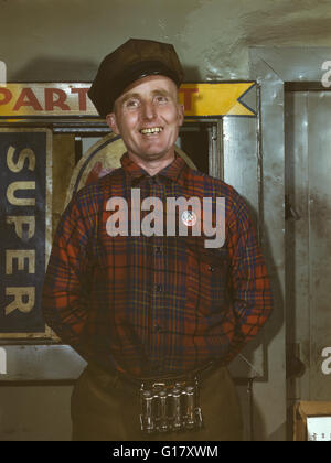 Autofficina, Badge denota Membro dell ufficio della difesa Trasporti, vicino a Newark, New Jersey, USA, dicembre 1943 Foto Stock