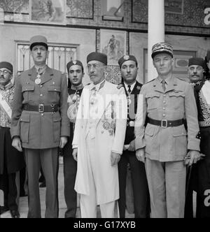 Il Generale Charles de Gaulle, bey di Tunisi e il generale Charles montante nel cortile del Bey's Summer Palace, Cartagine Tunisia, Marjorie Collins per l'Ufficio di informazione di guerra, Giugno 1943 Foto Stock