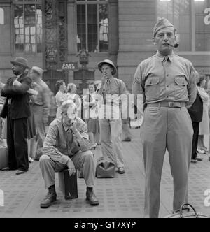 Soldati in attesa di treni, Pennsylvania Station, New York New York, Stati Uniti d'America, Marjorie Collins per l'Ufficio di informazione di guerra, Agosto 1942 Foto Stock