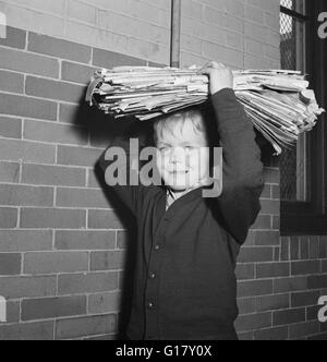 Ragazzo portando un carico di cascami di carta a scuola durante i rottami campagna di salvataggio, vittoria Programma, Washington DC, Stati Uniti d'America, Marjorie Collins per l'Ufficio di informazione di guerra, Maggio 1942 Foto Stock