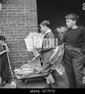 I ragazzi che portano il loro contributo settimanale di cascami di carta a scuola durante i rottami campagna di salvataggio, vittoria Programma, Washington DC, Stati Uniti d'America, Marjorie Collins per l'Ufficio di informazione di guerra, Agosto 1942 Foto Stock