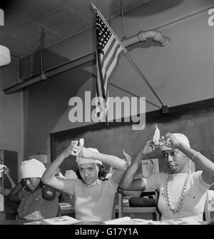 Gli studenti di prima classe di aiuto, Banneker Junior High School, Washington DC, Stati Uniti d'America, Marjorie Collins per la Farm Security Administration, Marzo 1942 Foto Stock