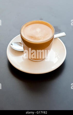 Un bicchiere di caffè, cortado stile. Foto Stock