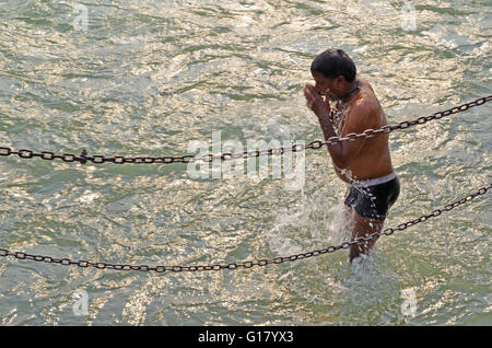 Religiosi indù attività a Har-ki-Paudi, Haridwar, Uttarakhand, India Foto Stock