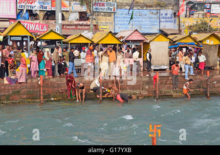 Religiosi indù attività a Har-ki-Paudi, Haridwar, Uttarakhand, India Foto Stock