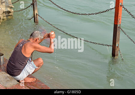 Religiosi indù attività a Har-ki-Paudi, Haridwar, Uttarakhand, India Foto Stock