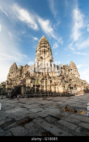 Angkor Wat è il più grande indù a prima, quindi tempio buddista. Foto Stock