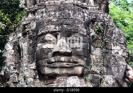 Il Bayon è un ben noto e riccamente decorate tempio Khmer di Angkor in Cambogia. Costruito alla fine del XII o XIII secolo Foto Stock