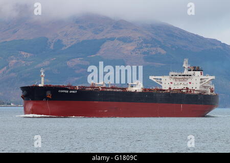 Il grezzo petroliera di rame la voce dello Spirito verso il basso del Firth of Clyde dopo aver visitato l'olio Finnart terminale sul Loch Long. Foto Stock