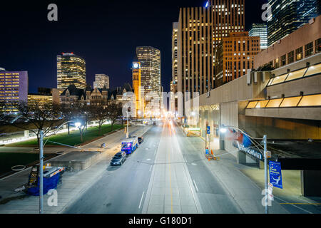 Queen Street West di notte, nel centro cittadino di Toronto, Ontario. Foto Stock