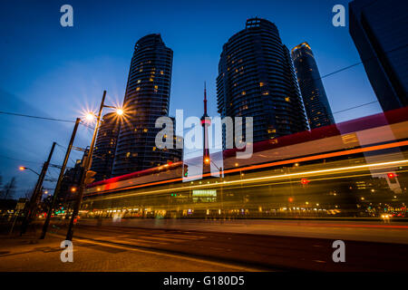 Queens Quay West e moderni edifici a notte presso il porto di Toronto, Ontario. Foto Stock