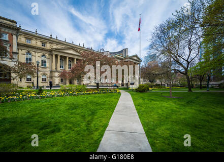 La passerella e dei giardini esterni Osgoode Hall, a Toronto, Ontario. Foto Stock