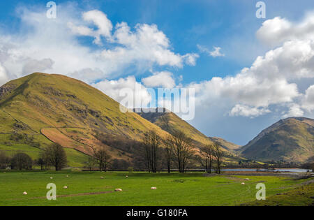 Hartsop e alta Hartsop Dodds sopra Brotherswater nel Parco Nazionale del Distretto dei Laghi, Cumbria, su una soleggiata giornata di primavera. Foto Stock