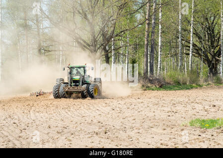 Il trattore arare i campi durante la primavera nella contea di Östergötland, Svezia. Foto Stock