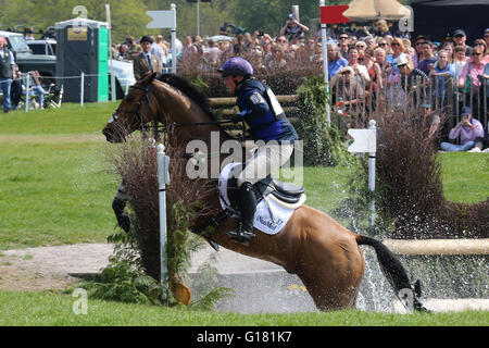 Zara Tindall (Gran Bretagna) su Alta unito riding Cross Country alla Mitsubishi Badminton Horse Trials, 7 maggio 2016 Foto Stock