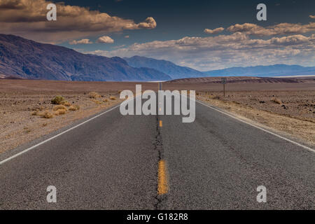 Infinite road nel Parco Nazionale della Valle della Morte, CALIFORNIA, STATI UNITI D'AMERICA Foto Stock