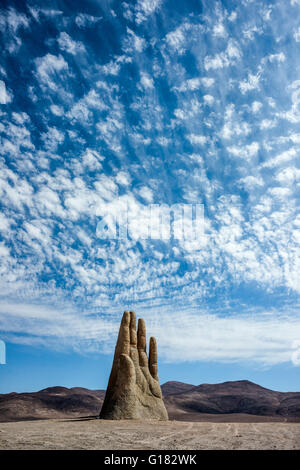 ANTOFAGASTA, 6 aprile: piogge nel deserto di Atacama lavato via graffiti da scultura mano del deserto (mano de Desierto) Apri Foto Stock