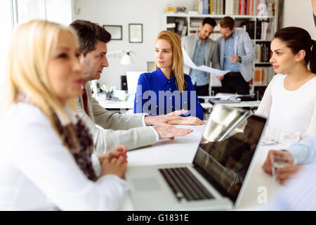 Succeful business partner per il brainstorming in office Foto Stock