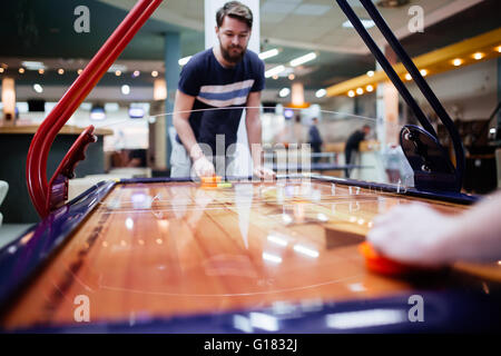 Air hockey gioco è divertente anche per gli adulti Foto Stock