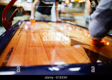 Air hockey gioco è divertente anche per gli adulti Foto Stock