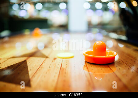 Air hockey gioco è divertente anche per gli adulti Foto Stock