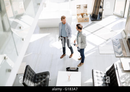 Due clienti che entrano in interior design store Foto Stock