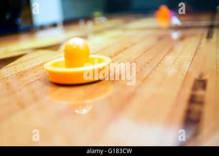 Air hockey gioco è divertente anche per gli adulti Foto Stock