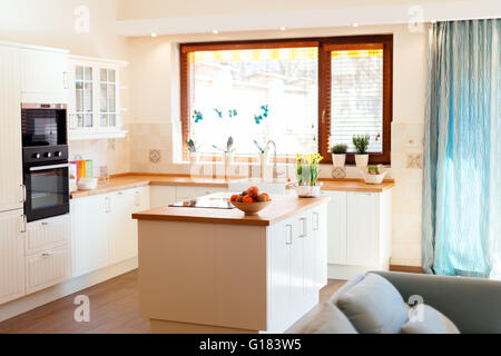 Bianca e moderna cucina attrezzata con elettrodomestici Foto Stock