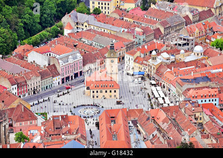 Foto aerea con la Transilvania di Brasov il centro medievale della città vecchia in primavera Foto Stock