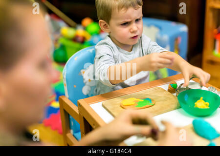 Little Boy di essere creativi con la plastilina Foto Stock