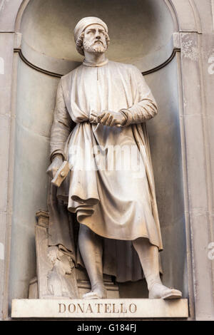 Statua di Donatello, scultore italiano, in cortile, Galleria degli Uffizi, Museo Piazzale degli Uffizi, Firenze, Toscana, Italia Foto Stock