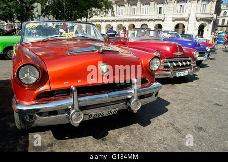 Una fila di dipinto luminosamente vecchio anni cinquanta vetture americane sul display nel centro di Havana per turisti di noleggiare Habana Cuba Foto Stock