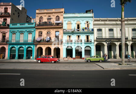 Due vecchi anni cinquanta vetture americane guidare passato restaurato architettura antica nel centro di Havana Cuba Foto Stock