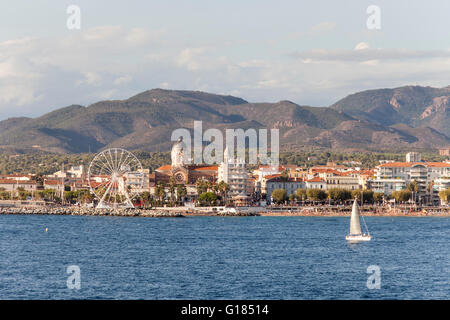 Saint Raphael città, prese dal mare, la cattedrale di Notre Dame de la Victoire Basilica di Saint Raphael, Cote D'Azur, in Francia Foto Stock