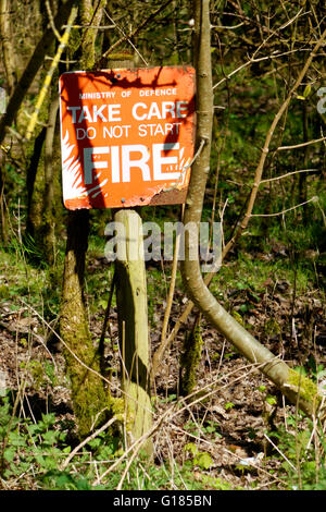 Un Ministero della Difesa, prestare attenzione a non avviare il fuoco segno di avvertimento sulla Piana di Salisbury zona di addestramento militare, Wiltshire, Regno Unito. Foto Stock