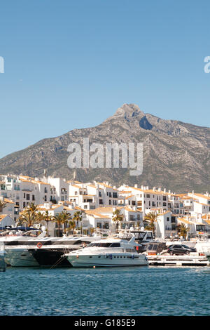 Barche e altre imbarcazioni ormeggiate nel porto di Puerto Banus, Marbella, Costa del Sol, Andalusia, Spagna, Sulla costa mediterranea. Foto Stock