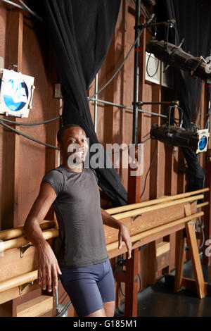 La ballerina addossato a barre Foto Stock