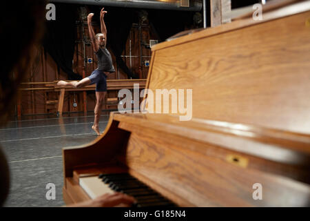 Ballerina in posizione, il pianoforte in primo piano Foto Stock