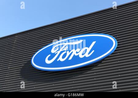 Ford logo su una parete Foto Stock