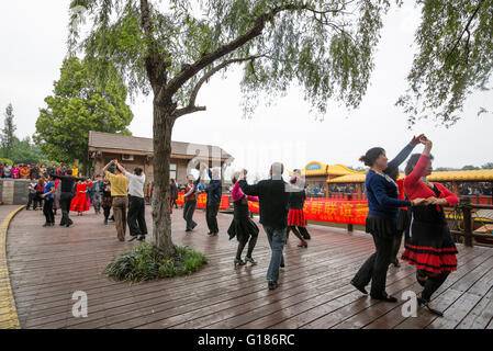 Il popolo cinese da ballo per hobby nel parco su una Domenica nel Parco Xuanwuhu, Nanjing, Cina Foto Stock