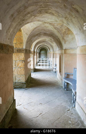 Interno del sette arcuata di Praeneste a Rousham Casa e giardino. Oxfordshire, Inghilterra Foto Stock