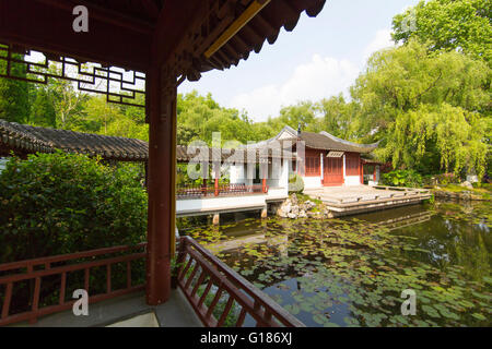 Giardino Cinese con padiglione e di un lago con acqua le piante al Purple Mountain in Nanjing, Cina Foto Stock