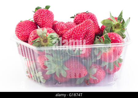 Mezzo chilo di fragole fresche in contenitore di plastica. Foto Stock