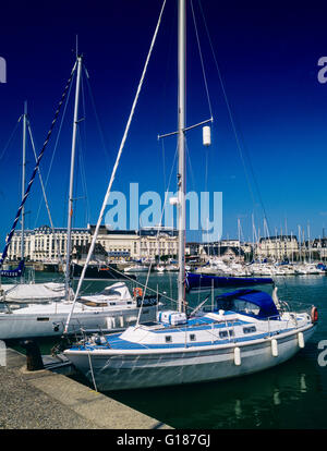 Trouville da Deauville Normandia Francia UE con costosi yacht ormeggiati nel porto di fishermens village in comune dipartimento del Calvados Foto Stock