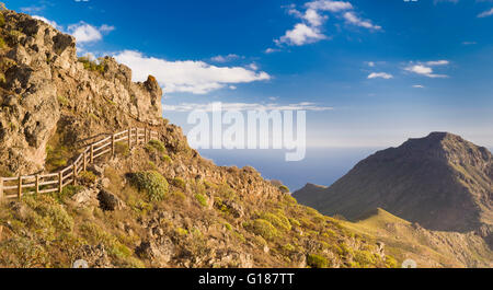 Vista panoramica dal percorso a piedi alla cima del Barranco de Fanabe verso la costa di Tenerife con Roque del Conde in basso a destra Foto Stock